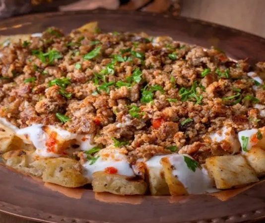 İnsan yaşamında tat, yalnızca yemeklerin damakta bıraktığı bir his değil, aynı zamanda yaşam kalitesini belirleyen önemli bir etkendir. Tat alma duyusu sayesinde yiyecekler arasında ayırt etme, besinlerin tazeliğini fark etme ve keyif alma gerçekleşir. Bu nedenle tat, biyolojik bir ihtiyaç olmasının ötesinde kültürel ve duygusal bir olgudur. Konulu bir haber görseli.