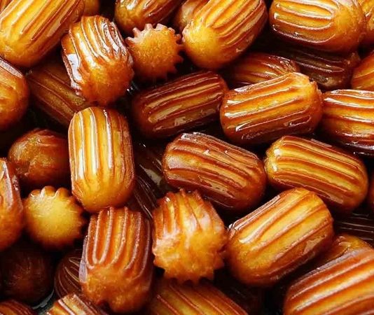 Tatlı ve özel teknikler deneyimi, malzeme seçimi ile başlar. Taze süt, kaliteli un, doğal meyveler ve kaliteli çikolata tatlıların lezzetini doğrudan etkiler.