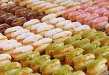 Tatlılar, sofraların en keyifli ve en çok beklenen anlarından birini oluşturur. Özellikle misafirlerin ağırlandığı özel günlerde ya da sevdiklerle geçirilen samimi akşamlarda hazırlanan tatlı tarifleri, akşamı unutulmaz kılabilir. Lezzetli, görsel açıdan çekici ve aynı zamanda hafif tatlılar sayesinde hem mideye hem de göze hitap eden sofralar kurulabilir. Konulu bir haber görseli.