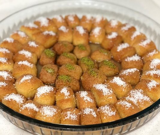 Geleneksel ve modern sofraların vazgeçilmez finali olan tatlılar, ziyafetlerin en özel ve unutulmaz anlarını oluşturur. Her damak tadına hitap eden çeşitlilikte sunulan tatlılar, sadece lezzetleriyle değil, aynı zamanda estetik görünümleriyle de sofralara renk katar. Tatlıların doğru seçimi ve sunumu, bir yemeğin tamamlayıcısı olarak misafirlerin yüzünde tatlı bir tebessüm bırakır. Özellikle özel davetlerde ve bayram sofralarında tatlılar, buluşmanın ve paylaşmanın simgesi haline gelir. Konulu bir haber görseli.