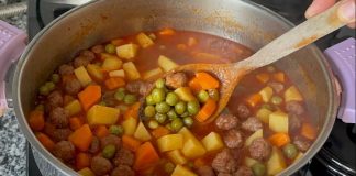 Tencere yemekleri, Türk mutfağının en köklü ve geleneksel yemek türlerinden biridir. Hem pratik hem de doyurucu olması, onu günlük sofraların baş tacı yapar. Özellikle ev yemekleri denildiğinde akla ilk gelen seçeneklerden olan bu lezzetler, malzeme çeşitliliği ve pişirme yöntemleriyle her damak zevkine hitap eder. Etli, sebzeli, bakliyatlı ya da tavuklu olarak hazırlanabilen tencere yemekleri, yumuşak dokusu ve besleyici yapısıyla her yaştan insanın severek tükettiği bir yemek grubudur. Konulu bir haber görseli.