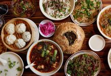 Tibet mutfağı, Himalayalar’ın zorlu coğrafyası ve yüksek rakımı ile şekillenmiş bir mutfaktır. Bu mutfak, enerji veren ve doyurucu yemekleriyle hem günlük hayatta hem de dini ritüellerde önemli bir yere sahiptir. Tibet mutfağı, bölgenin geleneksel yaşam biçimi ve kültürel değerlerini yansıtan bir araç olarak kabul edilir. Konulu bir haber görseli.