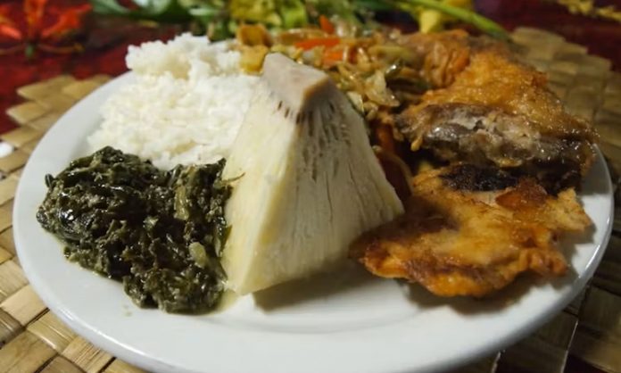 Tonga mutfağı, Güney Pasifik adalarında gelişmiş, tropikal ve doğal ürünlere dayalı bir mutfaktır. Tarih boyunca Polynesian kültürü ile şekillenen bu mutfak, hem geleneksel hem de modern tatları bir araya getirir. Tonga mutfağı, günlük yaşamda aile ve topluluk bağlarını güçlendiren sosyal bir unsur olarak büyük önem taşır. Konulu bir haber görseli.