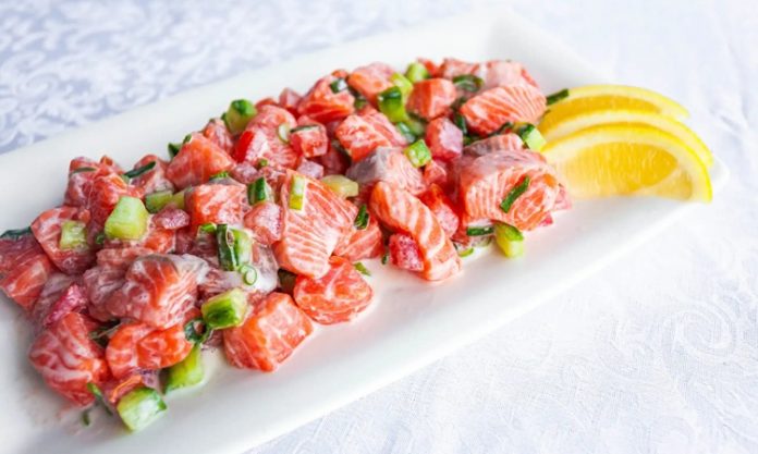 Tonga Mutfağı Tonga Mutfağı, Güney Pasifik’in tropikal adalarından Tonga’nın zengin kültürel geçmişini yansıtan bir gastronomi anlayışıdır. Yüzyıllardır ada halkı, deniz ürünleri, kök sebzeler ve tropikal meyveleri kullanarak kendine özgü tarifler geliştirmiştir. Hindistancevizi, balık ve taro, Tonga mutfağının temel ögeleri arasında yer alır. Konulu bir haber görseli.