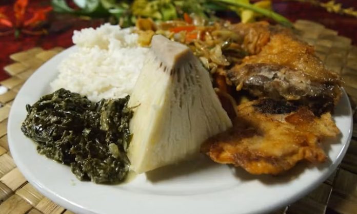 Tonga Mutfağı Tonga mutfağı, Pasifik Okyanusu’nun ortasında yer alan bu ada ülkesinin zengin kültürel yapısını yansıtan özel bir gastronomi dünyası sunar. Tarih boyunca hem coğrafi konum hem de ada halkının yaşam biçimi, Tonga mutfağının şekillenmesinde önemli bir rol oynamıştır. Tropikal iklim, bol deniz ürünleri, taro, muz, hindistancevizi gibi yerel ürünler mutfağın temel taşlarını oluşturur. Ayrıca toplumsal yaşamda yemeklerin paylaşılması, aile bağlarının güçlenmesine katkı sağlar. Bu nedenle Tonga mutfağı yalnızca damak tadı değil, aynı zamanda bir kültürel miras olarak da değerlendirilir. Konulu bir haber görseli.