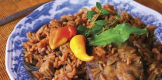 Trinidad ve Tobago mutfağı, Karayipler’in en renkli ve çok kültürlü mutfaklarından biri olarak öne çıkar. Afrika, Hindistan, Avrupa ve yerel Karayip etkilerinin birleşimiyle oluşan bu mutfak, hem baharatlı hem de aromatik lezzetleriyle tanınır. Trinidad ve Tobago yemekleri, ada halkının kültürel çeşitliliğini ve tarihsel geçmişini sofralara taşır. Ülkenin yemek kültürü, hem günlük yaşamda hem de özel günlerde büyük bir öneme sahiptir. Konulu bir haber görseli