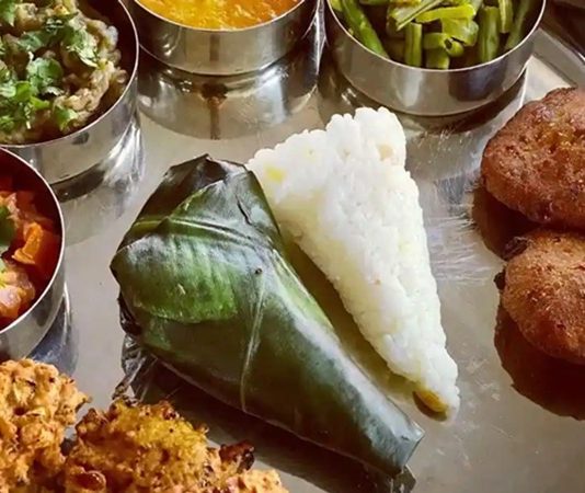 Tripura Mutfağı, Hindistan’ın kuzeydoğu bölgesindeki Tripura eyaletine özgü zengin bir yemek kültürünü yansıtır. Bölge, et ve sebze ağırlıklı yemekleriyle tanınır. Tripura halkı, tarih boyunca avcılık ve tarımla uğraşmış, bu durum mutfak malzemelerinin çeşitliliğine yansımıştır. Konulu bir haber görseli.