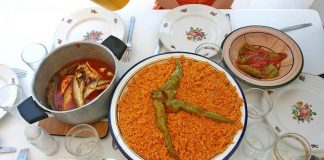 Tunus mutfağı, Akdeniz’in bereketli topraklarından ve Kuzey Afrika’nın güçlü kültürel etkilerinden doğmuş bir mutfaktır. Coğrafi konumu sayesinde hem Arap hem Berberi hem de Fransız mutfaklarından izler taşıyan bu yemek kültürü, farklı lezzetlerin birleşiminden oluşur. Tunus, yüzyıllar boyunca ticaret yolları üzerinde bulunduğu için baharatlar, tahıllar ve çeşitli sebzeler mutfağın temel taşlarını oluşturmuştur. Bu nedenle Tunus yemekleri, baharatlı, aromatik ve doyurucu olmasıyla tanınır. Konulu bir haber görseli.