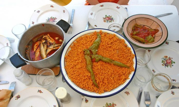 Tunus mutfağı, Akdeniz’in bereketli topraklarından ve Kuzey Afrika’nın güçlü kültürel etkilerinden doğmuş bir mutfaktır. Coğrafi konumu sayesinde hem Arap hem Berberi hem de Fransız mutfaklarından izler taşıyan bu yemek kültürü, farklı lezzetlerin birleşiminden oluşur. Tunus, yüzyıllar boyunca ticaret yolları üzerinde bulunduğu için baharatlar, tahıllar ve çeşitli sebzeler mutfağın temel taşlarını oluşturmuştur. Bu nedenle Tunus yemekleri, baharatlı, aromatik ve doyurucu olmasıyla tanınır. Konulu bir haber görseli.