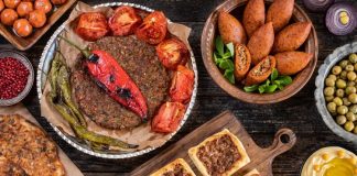 Türk mutfağı, tarih boyunca farklı kültürlerin etkisiyle zenginleşmiş ve kendine özgü bir lezzet dünyası oluşturmuştur. Osmanlı saray mutfağından gelen tarifler, Anadolu’nun yerel malzemeleri ve halkın geleneksel pişirme yöntemleri bir araya gelerek eşsiz bir yemek kültürü ortaya çıkarmıştır. Doğal malzemeler kullanımı, yemeklerin hem sağlıklı hem de lezzetli olmasını sağlıyor. Konulu bir haber görseli.