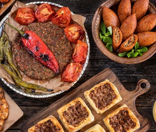 Türk mutfağı, tarih boyunca farklı kültürlerin etkisiyle zenginleşmiş ve kendine özgü bir lezzet dünyası oluşturmuştur. Osmanlı saray mutfağından gelen tarifler, Anadolu’nun yerel malzemeleri ve halkın geleneksel pişirme yöntemleri bir araya gelerek eşsiz bir yemek kültürü ortaya çıkarmıştır. Doğal malzemeler kullanımı, yemeklerin hem sağlıklı hem de lezzetli olmasını sağlıyor. Konulu bir haber görseli.