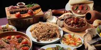 Türk mutfağı, binlerce yıllık bir geçmişe sahip olup, farklı medeniyetlerin izlerini taşıyan eşsiz bir gastronomi kültürüdür. Orta Asya’dan Anadolu’ya uzanan göç yolculuğunda şekillenen bu mutfak, hem doğunun hem de batının lezzet unsurlarını harmanlayarak kendine has bir kimlik kazanmıştır. Yöresel yemekler, pişirme teknikleri, baharat kullanımı ve sofra gelenekleri, Türk mutfağını dünyanın en zengin mutfaklarından biri haline getirmiştir. Konulu bir haber görseli.