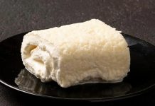 Türkiye’nin Geleneksel Lezzeti Kaymakla Yeniden Keşfediliyor Kaymak, modern üretim tekniklerine kıyasla daha yoğun bir lezzet ve aroma sunuyor. Çiftliklerden gelen taze süt, uzun süre bekletildikten sonra yüzeyde biriken kremadan elde edilen kaymak, hem kıvamı hem de tadıyla fark yaratıyor.