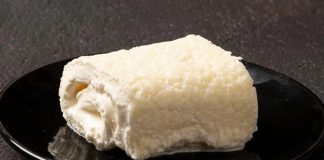 Türkiye’nin Geleneksel Lezzeti Kaymakla Yeniden Keşfediliyor Kaymak, modern üretim tekniklerine kıyasla daha yoğun bir lezzet ve aroma sunuyor. Çiftliklerden gelen taze süt, uzun süre bekletildikten sonra yüzeyde biriken kremadan elde edilen kaymak, hem kıvamı hem de tadıyla fark yaratıyor.