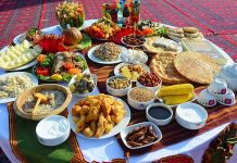 Türkmenistan mutfağı, Orta Asya’nın kurak ve çöl bölgelerinde göçebe yaşam tarzının etkisiyle şekillenmiş, hem pratik hem de besleyici yemeklerle öne çıkan bir mutfaktır. Tarih boyunca hayvancılık, tarım ve baharat kullanımı mutfağın temelini oluşturmuştur. Et ve tahıllar günlük beslenmenin başlıca öğeleri iken, sebzeler ve baharatlar yemeklere zengin bir tat ve aroma kazandırır. Konulu bir haber görseli.