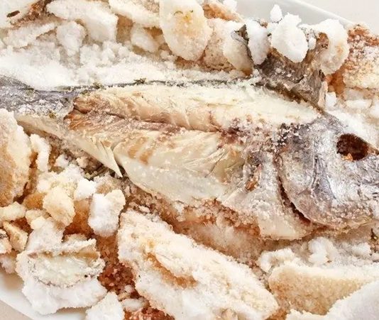 Tuzla pişirme, yiyeceklerin özellikle et, tavuk veya sebzelerin tuz ve bazen aromatik bileşenler içinde pişirilmesi tekniğidir. Tuzla pişirme, yiyeceklerin lezzetini yoğunlaştırır ve dokusunu korur. Bu yöntem, hem geleneksel hem de modern mutfaklarda tercih edilen bir pişirme tekniğidir ve yemeklere eşsiz bir aroma katar. Konulu bir haber görseli.