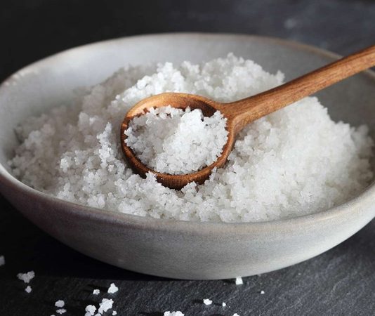 Tuz, insanlık tarihi boyunca hem beslenme hem de ekonomik değer açısından büyük öneme sahip bir mineraldir. İlk çağlardan itibaren insanlar, yiyeceklerini tatlandırmak ve uzun süre saklamak için tuz kullanmışlardır. Antik uygarlıklarda tuz, sadece mutfaklarda değil aynı zamanda ticari bir meta olarak da değer görmüştür. Roma ve Çin gibi büyük medeniyetlerde tuz yolları, şehirler arası ekonomik ilişkileri güçlendirmiştir. Konulu bir haber görseli.