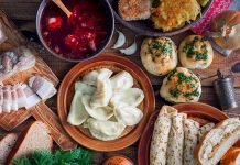 Ukrayna Mutfağı Ukrayna, geniş tarım arazileri, verimli toprakları ve tarihi boyunca farklı kültürlerin etkisiyle şekillenmiş mutfak kültürüyle dikkat çeker. Ukrayna mutfağı, yalnızca yemeklerden ibaret değildir; aynı zamanda halkın yaşam biçimini, geleneklerini ve doğayla olan bağını da yansıtır. Zengin malzemeler, doyurucu tarifler ve paylaşmaya dayalı sofralar, bu mutfağın en belirgin özelliklerindendir. Özellikle aile bağlarını güçlendiren, dostluk ve misafirperverliği pekiştiren yemek alışkanlıkları, Ukrayna halkının yaşamında özel bir yer tutar. Konulu bir haber görseli.