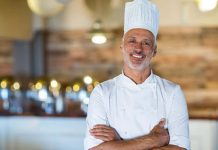 Gastronomi dünyasında ünlü şefler, sadece yemek yapmakla kalmıyor, aynı zamanda kültürel ve sanatsal bir mirası sofralara taşıyor. Röportaj sırasında şefler, yaratıcılık ve deneyimlerini nasıl birleştirdiklerini anlatıyor. Bu süreçte kullanılan malzemelerin kalitesi ve özgün tarifler, şeflerin imzası haline geliyor. Konulu bir haber görseli.