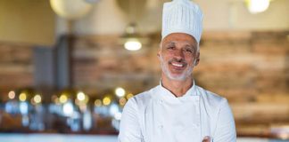 Gastronomi dünyasında ünlü şefler, sadece yemek yapmakla kalmıyor, aynı zamanda kültürel ve sanatsal bir mirası sofralara taşıyor. Röportaj sırasında şefler, yaratıcılık ve deneyimlerini nasıl birleştirdiklerini anlatıyor. Bu süreçte kullanılan malzemelerin kalitesi ve özgün tarifler, şeflerin imzası haline geliyor. Konulu bir haber görseli.