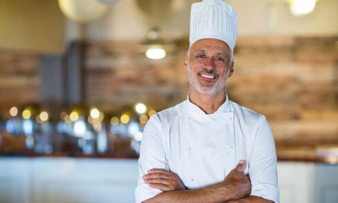 Gastronomi dünyasında ünlü şefler, sadece yemek yapmakla kalmıyor, aynı zamanda kültürel ve sanatsal bir mirası sofralara taşıyor. Röportaj sırasında şefler, yaratıcılık ve deneyimlerini nasıl birleştirdiklerini anlatıyor. Bu süreçte kullanılan malzemelerin kalitesi ve özgün tarifler, şeflerin imzası haline geliyor. Konulu bir haber görseli.
