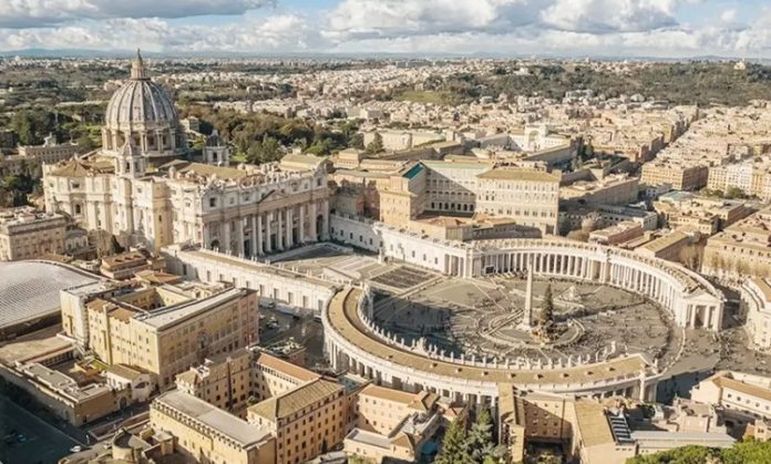 Vatikan Mutfağı Vatikan mutfağı, küçük yüzölçümüne rağmen, Roma ve İtalyan mutfaklarından güçlü etkiler almış, hem geleneksel hem de özel tarifleriyle dikkat çeken bir mutfaktır. Papa sarayları ve kilise mensuplarının sofralarında şekillenen yemek kültürü, dini ve kültürel ritüellerle bütünleşmiştir. Bu mutfak, sadece beslenme amacı taşımamakta, aynı zamanda bir kültürel miras olarak korunmaktadır. Konulu bir haber görseli.
