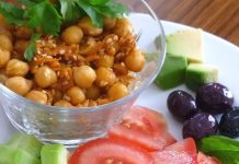 Vegan beslenme, hayvansal ürünleri tüketmeyen ve yalnızca bitkisel kaynaklı yiyeceklerle beslenen bir yaşam tarzıdır. Son yıllarda özellikle sağlık bilincinin artması ve çevresel kaygıların öne çıkmasıyla vegan beslenme daha fazla ilgi görmeye başladı. Bu yaşam tarzı, sadece bireysel sağlık açısından değil, çevresel sürdürülebilirlik açısından da önemli avantajlar sunar. Konulu bir haber görseli.