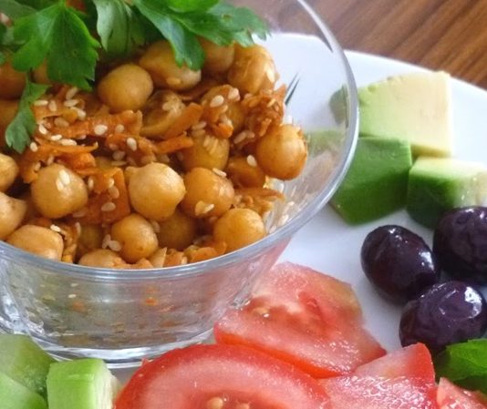 Vegan Yemekler Ve Sağlıklı Yaşam Trendleri Vegan beslenme, hayvansal ürünleri tüketmeyen ve yalnızca bitkisel kaynaklı yiyeceklerle beslenen bir yaşam tarzıdır. Son yıllarda özellikle sağlık bilincinin artması ve çevresel kaygıların öne çıkmasıyla vegan beslenme daha fazla ilgi görmeye başladı. Bu yaşam tarzı, sadece bireysel sağlık açısından değil, çevresel sürdürülebilirlik açısından da önemli avantajlar sunar. Konulu bir haber görseli.