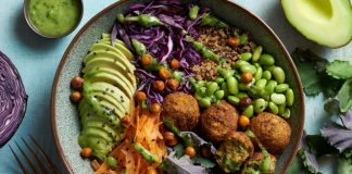 Vegan mutfağı, son yıllarda dünya çapında büyük bir ilgi görmekte ve sağlıklı yaşam tarzlarının bir parçası olarak giderek daha fazla tercih edilmektedir. Hayvansal ürünlerden uzak durarak yalnızca bitkisel gıdalarla hazırlanan yemekler, hem çevreye hem de bireyin sağlığına faydalıdır. Ancak vegan yemeklerinin lezzetli ve doyurucu olabileceği konusunda pek çok kişi hala tereddütlüdür. Oysa vegan yemekleri, doğru malzemelerle hazırlandığında oldukça besleyici ve damaklarda unutulmaz tatlar bırakabilir. Konulu bir haber görseli.