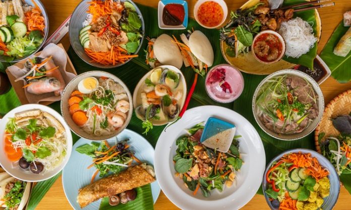 Vietnam Mutfağı Vietnam mutfağı, Asya’nın zengin gastronomi mirasının önemli bir parçasıdır ve yüzyıllar boyunca Çin, Fransız ve yerel geleneklerden etkilenmiştir. Bu etkileşim, yemeklerde hem aromatik çeşitliliğe hem de dengeli lezzet kombinasyonlarına olanak tanımıştır. Vietnam mutfağı, özellikle taze malzemelerin ve doğal tatların ön planda olduğu bir sistemle şekillenmiştir. Konulu bir haber görseli.
