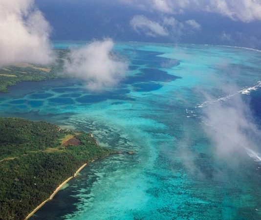 Yap Mutfağı, Pasifik Okyanusu’nun kalbinde yer alan Yap Adaları’nın kültürel kimliğini yansıtan en önemli unsurlardan biridir. Yüzyıllar boyunca yerli halkın doğayla kurduğu bağ, mutfak kültürüne de doğrudan yansımıştır. Balıkçılığa dayalı beslenme biçimleri, tropikal meyvelerin bolluğu ve yerel tarım ürünlerinin çeşitliliği bu mutfağın temelini oluşturur. Konulu bir haber görseli.