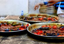 Yemek pişirirken kullanılan geleneksel teknikler, sadece lezzeti değil aynı zamanda yemeğin besin değerini de korur. Modern mutfak aletleri hızlı ve pratik çözümler sunsa da, yavaş pişirme yöntemleri özellikle et ve sebze yemeklerinde farklı bir aroma ve doku kazandırır. Bu teknikler, yemeğin doğal tadını ön plana çıkarır ve sofralara özgün bir deneyim sunar. Konulu bir haber görseli.