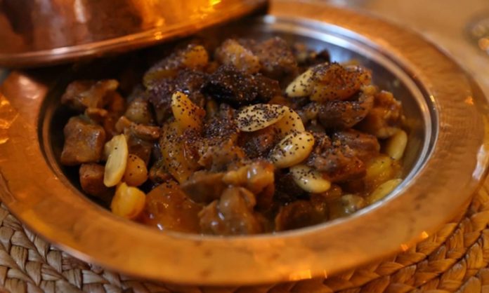 İnsanlık tarihi boyunca yemek, sadece hayatta kalmak için değil, aynı zamanda kültürel bir ifade biçimi olarak da önemli bir rol oynamıştır. Antik çağlarda gıda üretimi ve tüketimi, toplulukların yaşam biçimini doğrudan etkiliyordu. Tarımın keşfi ve hayvancılığın gelişmesiyle birlikte insanlar, daha düzenli ve çeşitli beslenme alışkanlıkları geliştirdi. Bu süreçte kullanılan doğal malzemeler, hem besin değeri hem de lezzet açısından ön plana çıkıyordu. Konulu bir haber görseli.