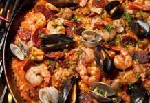 Yeni Zelanda, doğal kaynakları ve çeşitli kültürel etkileriyle zengin bir mutfak kültürüne sahiptir. Yeni Zelanda mutfağı, yerli Maori kültürü ile İngiliz ve Avrupa mutfaklarının harmanlanmasıyla ortaya çıkmıştır. Deniz ürünleri, kuzu eti, süt ürünleri ve taze sebzeler bu mutfağın temel taşlarını oluşturur. Modern Yeni Zelanda mutfağı, hem geleneksel yemekleri hem de çağdaş pişirme tekniklerini birleştirerek benzersiz bir tat deneyimi sunar. Konulu bir haber görseli.