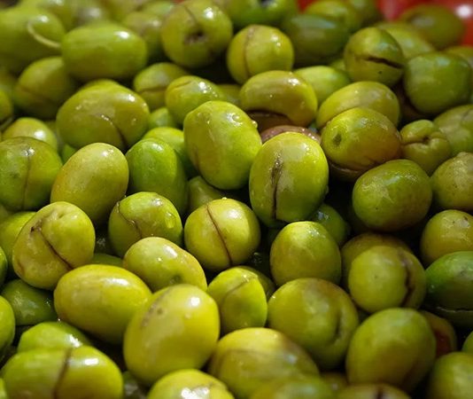 Yeşil Zeytin: Sofralarda Sağlık ve Lezzet Bir Arada Yeşil zeytin, binlerce yıllık bir geçmişe sahip. Tarih boyunca birçok uygarlık için hem besin kaynağı hem de kültürel bir sembol olmuştur. Antik dönemlerde kutsal sayılan zeytin ağacı, barışın ve bolluğun işareti olarak görülmüş, sofralara sunduğu yeşil zeytin ile insanlığın yaşamına değer katmıştır.