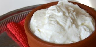 Yoğurtla marine, yiyeceklerin özellikle et ve tavuk gibi proteinlerin, yoğurt ve baharat karışımları içinde bekletilerek pişirilmesi yöntemidir. Yoğurtla marine, yiyeceklerin hem yumuşamasını hem de aromalarının derinleşmesini sağlar. Bu teknik, hem geleneksel hem de modern mutfaklarda sıkça uygulanır ve yemeklere karakteristik bir tat kazandırır. Konulu bir haber görseli.