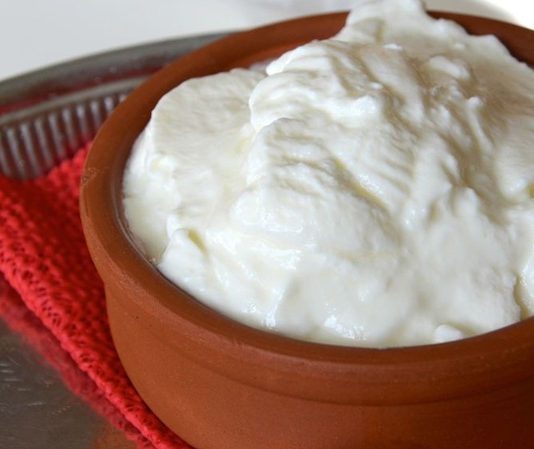 Yoğurtla marine, yiyeceklerin özellikle et ve tavuk gibi proteinlerin, yoğurt ve baharat karışımları içinde bekletilerek pişirilmesi yöntemidir. Yoğurtla marine, yiyeceklerin hem yumuşamasını hem de aromalarının derinleşmesini sağlar. Bu teknik, hem geleneksel hem de modern mutfaklarda sıkça uygulanır ve yemeklere karakteristik bir tat kazandırır. Konulu bir haber görseli.