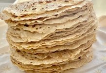 Yufka, Türk mutfağının en eski ve vazgeçilmez hamur işlerinden biridir. İnce açılan bu hamur, çeşitli yemeklerin temelini oluşturur ve hem günlük sofralarda hem de özel günlerde sıkça kullanılır. Un ve suyun birleşiminden oluşan yufka, zaman içinde farklı tekniklerle hazırlanmış ve gelenekten modern mutfağa taşınmıştır. Konulu bir haber görseli.