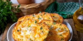 Yumurtalı ekmek, sofraya hem sıcaklık hem de lezzet katar. Ailece yapılan pazar kahvaltılarında, kızarmış ekmek kokusunun tüm mutfağı sarması, güne keyifli bir başlangıç yapmayı sağlar.