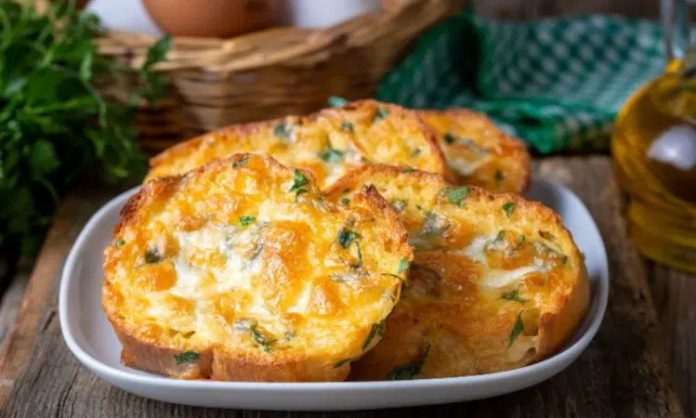 Yumurtali-Ekmek-Kahvaltilarin-Vazgecilmez-Lezzeti Yumurtalı ekmek, sofraya hem sıcaklık hem de lezzet katar. Ailece yapılan pazar kahvaltılarında, kızarmış ekmek kokusunun tüm mutfağı sarması, güne keyifli bir başlangıç yapmayı sağlar.