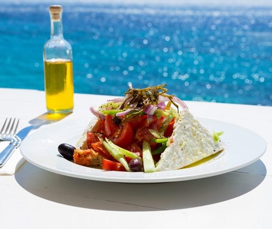 Yunan Mutfağı Yunan mutfağı, Akdeniz kültürünün etkisiyle şekillenmiş zengin bir gastronomi mirasına sahiptir. Binlerce yıllık tarih boyunca, Yunanistan’ın farklı bölgelerinde gelişen yemekler, hem doğal malzemelerle hem de geleneksel tariflerle zenginleşmiştir. Bu mutfak, özellikle zeytinyağı, taze sebze ve deniz ürünleri kullanımındaki ustalığıyla bilinir. Zeytinyağı, Yunan yemeklerinin temel taşlarından biri olarak hem sağlıklı hem de lezzetli bir beslenme imkanı sunar. Konulu bir haber görseli.