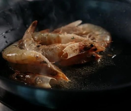 Yüzeyde kızartma, mutfaklarda sıkça tercih edilen pratik ve lezzetli bir pişirme yöntemidir. İngilizce’de pan frying olarak bilinen bu yöntem, yiyeceklerin az miktarda yağda tavada pişirilmesini ifade eder. Derin yağda kızartmaya göre daha hafif olan bu teknik, özellikle sebzeler, etler, balıklar ve yumurta gibi günlük yemeklerde tercih edilir. Konulu bir haber görseli.