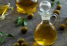 Zeytinyağı, mutfak kültürlerinin vazgeçilmez unsurlarından biri olarak hem lezzet hem de sağlık açısından önemli bir rol oynar. Zeytinyağı, Akdeniz mutfağının temel taşlarından biri olmasının yanı sıra, dünya genelinde sağlıklı beslenme trendlerinin de merkezinde yer alır. Taze ve kaliteli zeytinyağı, yemeklere kendine özgü aroma katarken, sağlığa olan faydalarıyla da sofraların vazgeçilmezi hâline gelir. Konulu bir haber görseli.