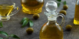 Zeytinyağı, mutfak kültürlerinin vazgeçilmez unsurlarından biri olarak hem lezzet hem de sağlık açısından önemli bir rol oynar. Zeytinyağı, Akdeniz mutfağının temel taşlarından biri olmasının yanı sıra, dünya genelinde sağlıklı beslenme trendlerinin de merkezinde yer alır. Taze ve kaliteli zeytinyağı, yemeklere kendine özgü aroma katarken, sağlığa olan faydalarıyla da sofraların vazgeçilmezi hâline gelir. Konulu bir haber görseli.