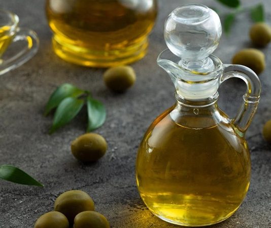 Zeytinyağı, mutfak kültürlerinin vazgeçilmez unsurlarından biri olarak hem lezzet hem de sağlık açısından önemli bir rol oynar. Zeytinyağı, Akdeniz mutfağının temel taşlarından biri olmasının yanı sıra, dünya genelinde sağlıklı beslenme trendlerinin de merkezinde yer alır. Taze ve kaliteli zeytinyağı, yemeklere kendine özgü aroma katarken, sağlığa olan faydalarıyla da sofraların vazgeçilmezi hâline gelir. Konulu bir haber görseli.