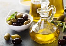 Zeytinyağı, bağışıklık sistemini güçlendirici etkisiyle ön plana çıkıyor. Özellikle E vitamini içeriği sayesinde hücreleri serbest radikallere karşı koruyarak yaşlanma sürecini yavaşlatıyor.