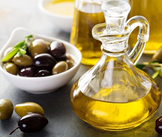 Zeytinyağı Sofraların Vazgeçilmez Sağlık Kaynağı Zeytinyağı, bağışıklık sistemini güçlendirici etkisiyle ön plana çıkıyor. Özellikle E vitamini içeriği sayesinde hücreleri serbest radikallere karşı koruyarak yaşlanma sürecini yavaşlatıyor.