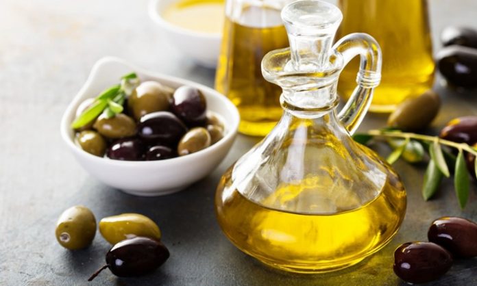 Zeytinyagi-Sofralarin-Vazgecilmez-Saglik-Kaynagi Zeytinyağı, bağışıklık sistemini güçlendirici etkisiyle ön plana çıkıyor. Özellikle E vitamini içeriği sayesinde hücreleri serbest radikallere karşı koruyarak yaşlanma sürecini yavaşlatıyor.