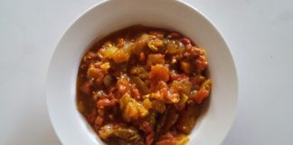 Zimbabve mutfağı, Afrika kıtasının kültürel çeşitliliğini en iyi şekilde yansıtan lezzetlerden oluşur. Geleneksel yemeklerde genellikle mısır, darı, yer fıstığı ve çeşitli sebzeler kullanılır. Özellikle mısır unundan yapılan ve ülkenin temel yiyeceği kabul edilen sadza, neredeyse her öğünde sofralarda yer alır. Sadza, koyu kıvamlı bir lapa olup et, sebze veya soslarla birlikte tüketilir. Bu yemek, hem köylerde hem de şehirlerde Zimbabvelilerin günlük yaşamının ayrılmaz bir parçasıdır. Konulu bir haber görseli.