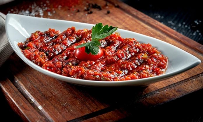 Acılı Ezme İle Sofralara Baharatlı Lezzet Katın Acılı ezme, özellikle meze sofralarının ve kahvaltı tabaklarının vazgeçilmez tatlarından biridir. Acılı ezme, kırmızı biber, domates ve çeşitli baharatlarla hazırlanan, hem lezzetli hem de besleyici bir mezeyi ifade eder. İçerdiği vitaminler ve mineraller sayesinde vücuda enerji sağlar, bağışıklık sistemini güçlendirir. Aynı zamanda acılı ezme, lif açısından zengin bir meze olduğu için sindirim sistemini destekler ve tokluk hissi yaratır. Konulu bir haber görseli.